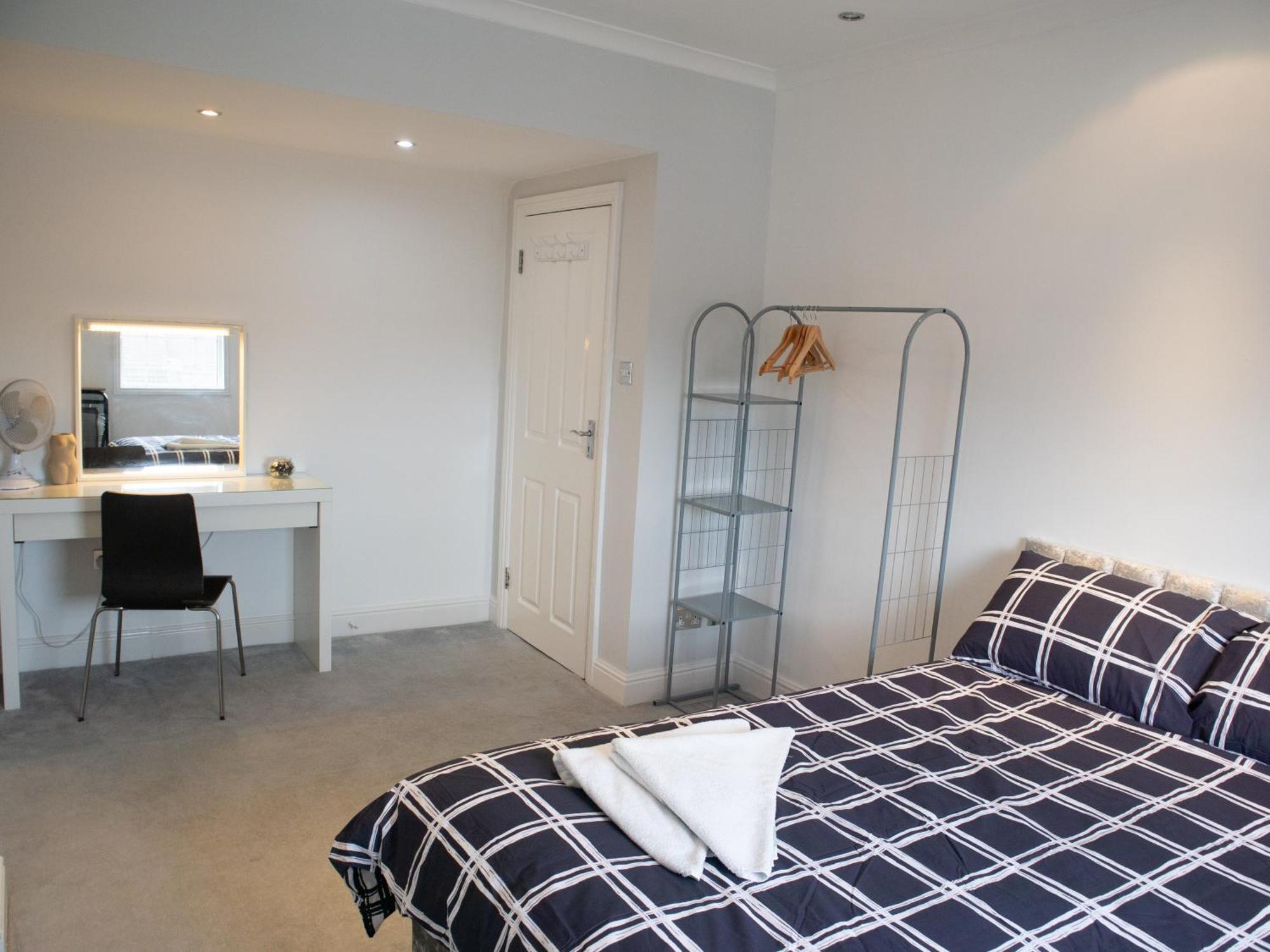 Ferienwohnung Bright Private Terrace - Free Private Parking - Tv - Wifi - Netflix London Borough of London Borough of Croydon Exterior foto