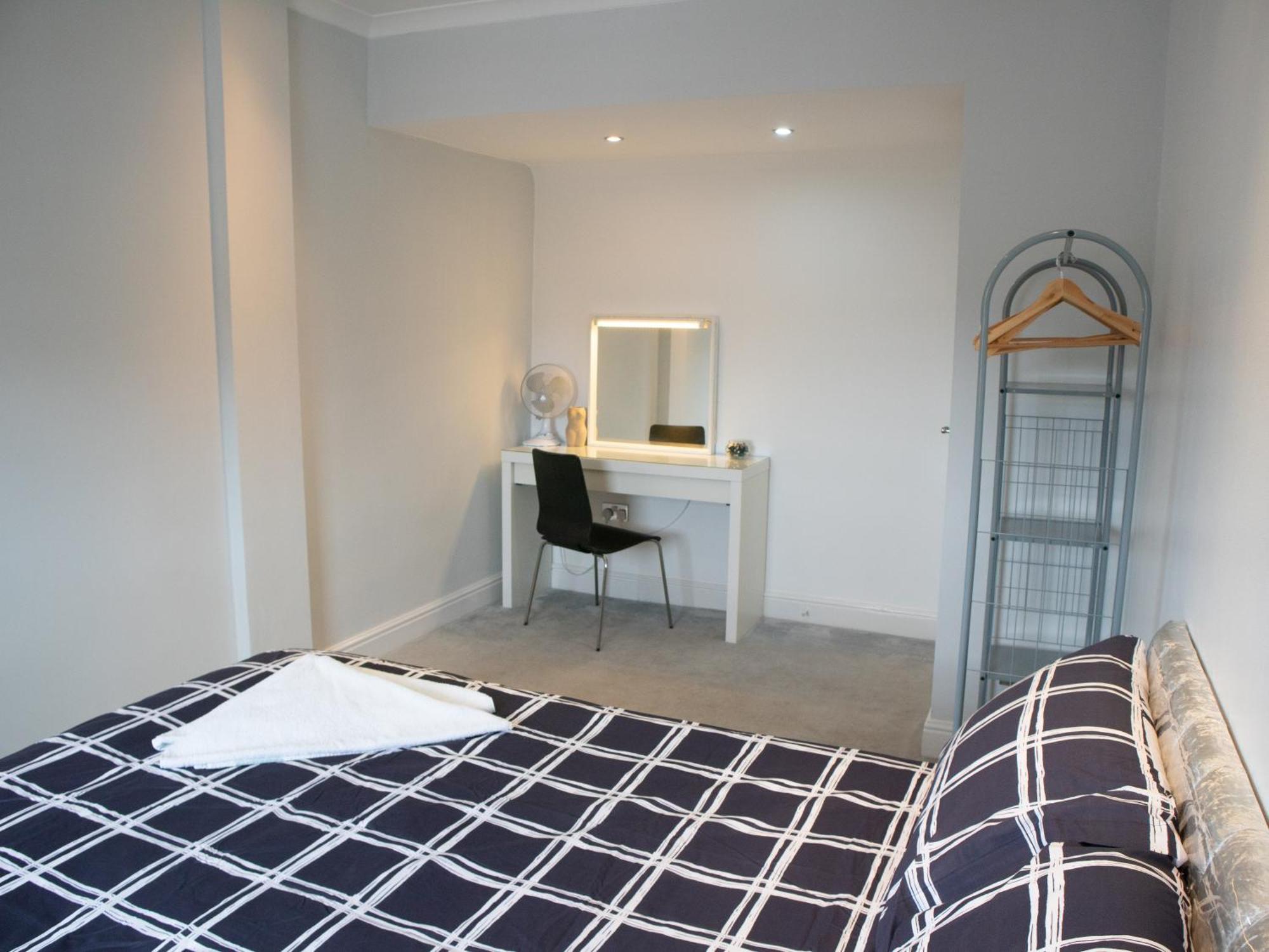 Ferienwohnung Bright Private Terrace - Free Private Parking - Tv - Wifi - Netflix London Borough of London Borough of Croydon Exterior foto